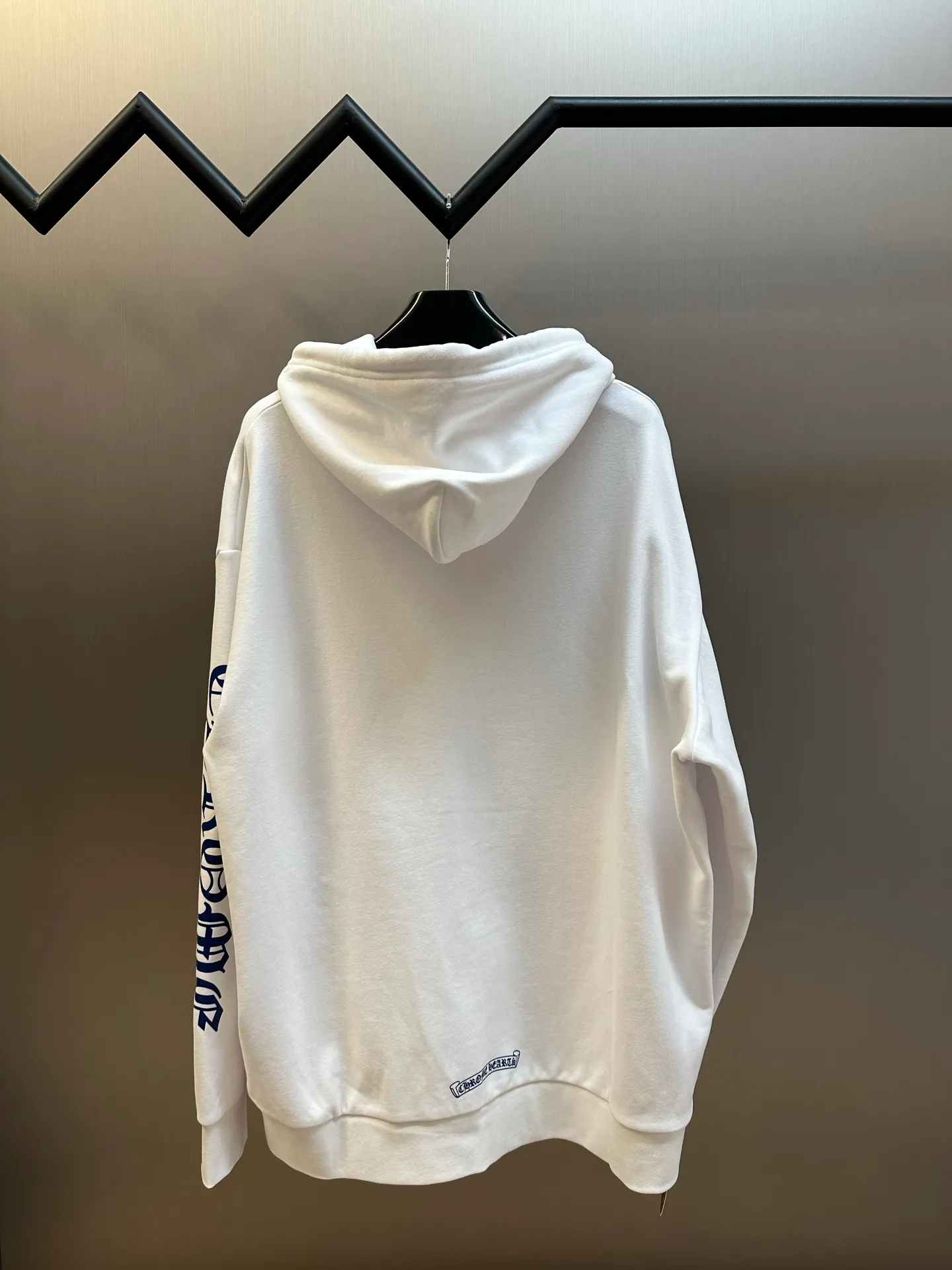 P470 Chrome Hearts Chrome Hearts Printed Zipper Sweatshirt Customized with soft cloud-like 100% cotton velvet feel sweatshirt fabric, Western Gothic text is embellished on the chest, controlling the visual focus and extending vertically from the wrist to the shoulder line. A wonderful touch to break up the monotony of sweatshirts. The zippered hooded silhouette deconstructs the lazy drape carrying suede. When the Gothic font meets all white, it not only retains the coldness of the Gothic, but also dissolves the depression of darkness with the purity of white.  Glue printing is used. The printing is modified by the film screen three times. The glue liquid paint is used to print the pattern on the fabric, and the fabric is baked to fix the printed pattern. Size: s m l xl